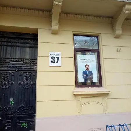 Stepan Bandery Street,37-2 центр вокзал неподолік